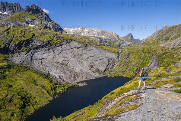 Hiking at lake Tridalsvatnet