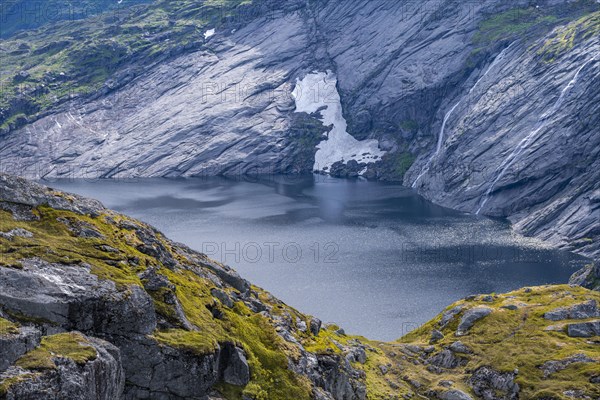 Lake Fjerddalsvatnet