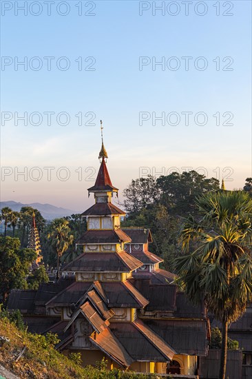 Stupas of Kyaikthanian paya