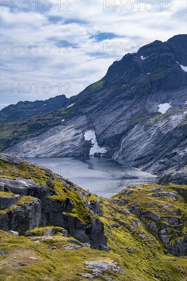 Lake Fjerddalsvatnet