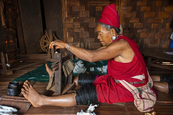Old Kayan women weaving the traditional way