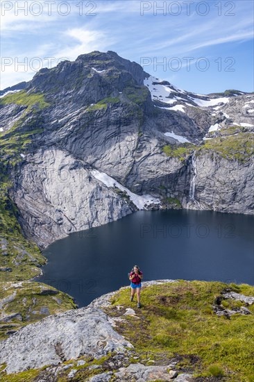 Hiking in front of lake Fjerddalsvatnet