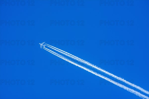Vapor trail of airplane