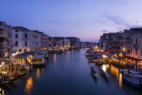Evening atmosphere at the Rialto Bridge on the Grand Canal