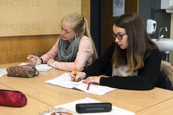 Vocational high school health to obtain the baccalaureate. The 3rd class completes the 3-year course of education to obtain the general higher education entrance qualification. Elly-Heuss-Knapp-Schule