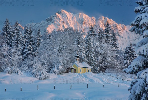 Chapel Maria Rast at the Buckelwiesen with Woerner 2474m in the Karwendel mountains at evening sun