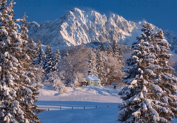 Chapel Maria Rast on the Buckelwiesen with Woerner 2474m in the Karwendel Mountains