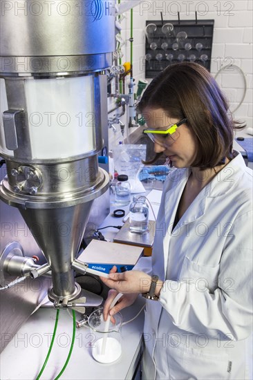 PhD student during her research work on a Huettlin-Mycrolab machine