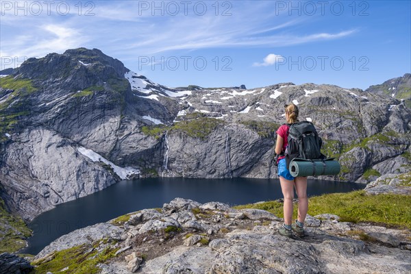 Hiking in front of lake Fjerddalsvatnet