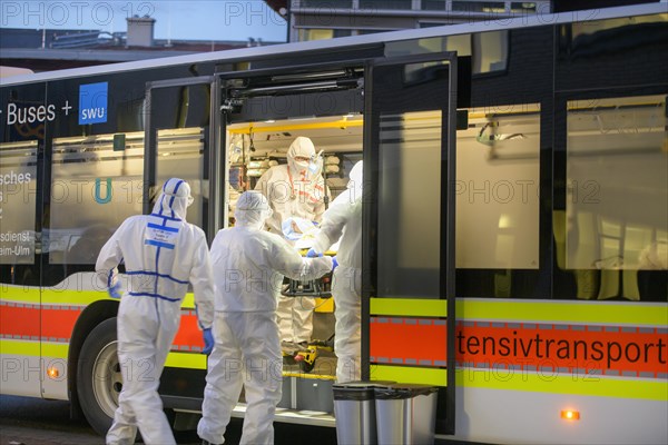 Large-capacity intensive care transport vehicle transfers Covid-19 patients from Heidelberg to other hospitals