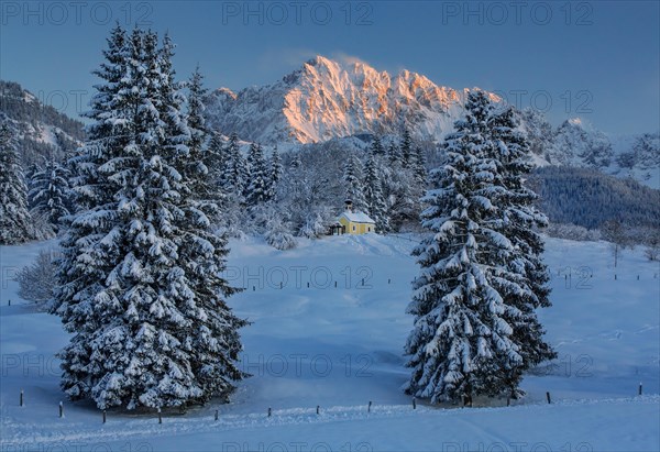 Chapel Maria Rast at the Buckelwiesen with Woerner 2474m in the Karwendel mountains at evening sun