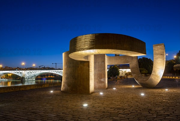 Illuminated artwork Monumento a la Tolerancia