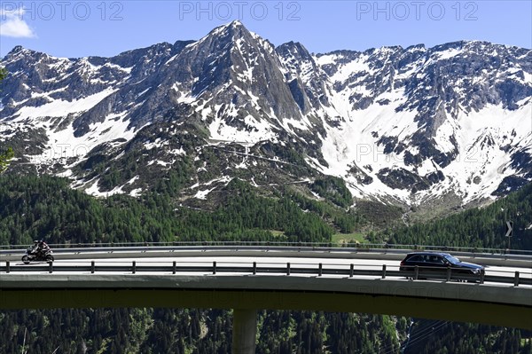 Pass ride motorcyclist and passenger car