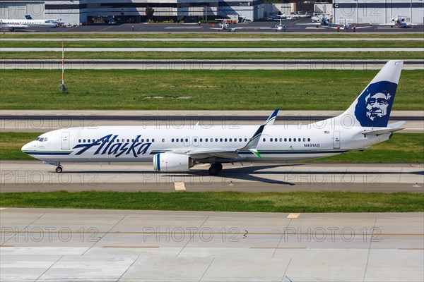 A Boeing 737-900ER aircraft of Alaska Airlines with registration N491AS at San Jose Airport