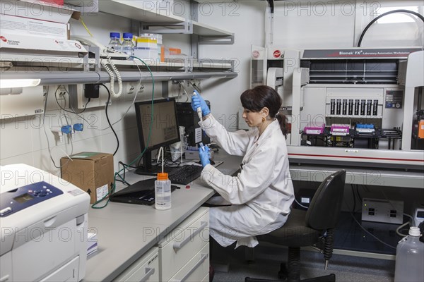 Research assistant at the pipetting robot of the Faculty of Biology at the University of Duisburg-Essen during research work