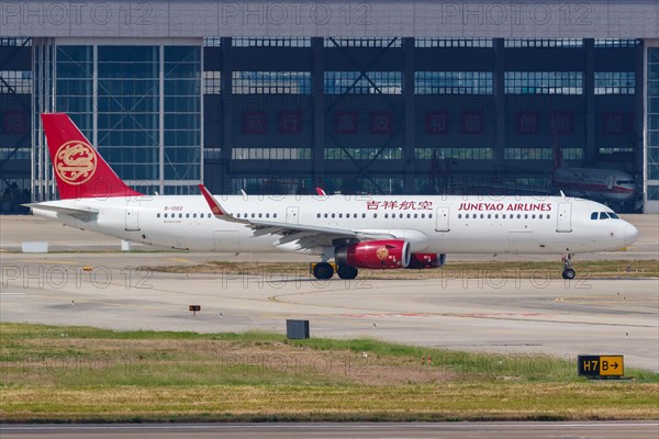 A Juneyao Airlines Airbus A321 with registration number B-1002 at Shanghai Hongqiao Airport