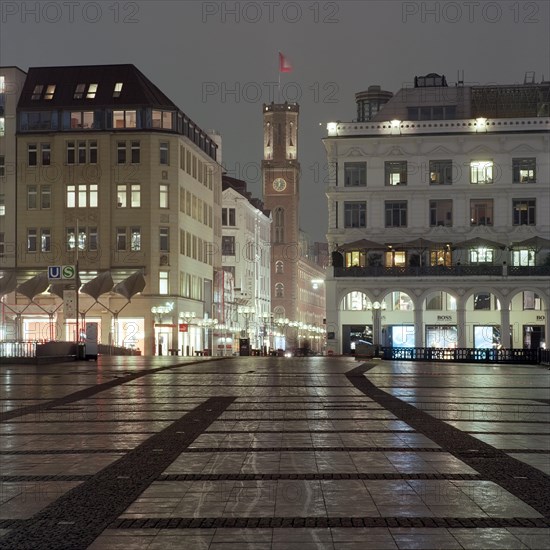 Rathausmarkt square at night