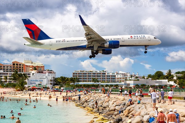 A Boeing 757-200 of Delta Air Lines with the registration N685DA at the airport St. Maarten