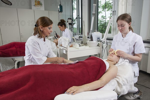 Work on models with cleansing sponges in practical lessons. Training as a beautician at the vocational school