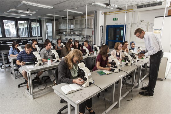 Students at the microscopy course in the Faculty of Biology at the University of Duisburg-Essen