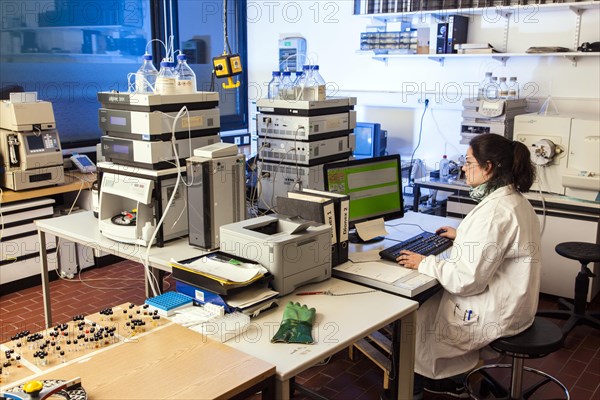 Scientist in the laboratory at the Institute of Pharmaceutical Biology and Biotechnology