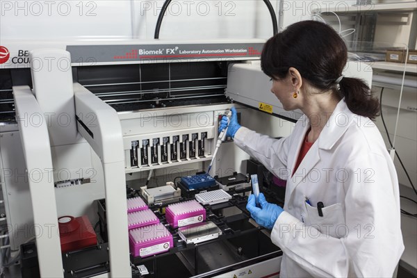 Research assistant at the pipetting robot of the Faculty of Biology at the University of Duisburg-Essen during research work