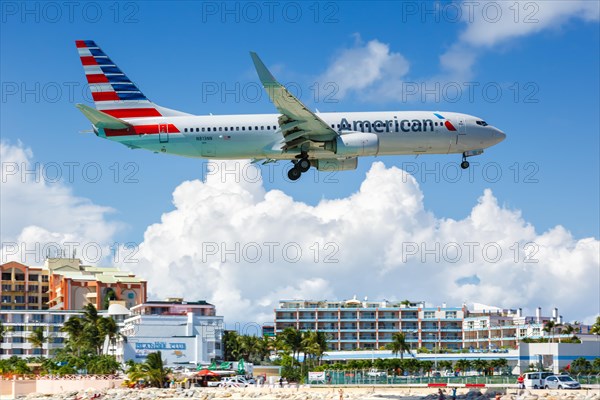 A Boeing 737-800 of American Airlines with the registration N813NN at the airport St. Maarten