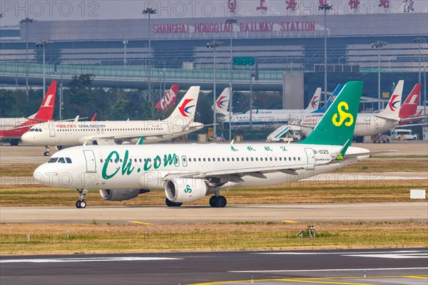 A Spring Airlines Airbus A320 with registration number B-1025 at Shanghai Airport