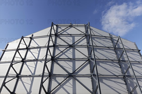 Metal support structure on the outer wall of a hangar