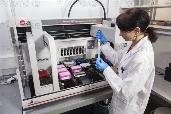 Research assistant at the pipetting robot of the Faculty of Biology at the University of Duisburg-Essen during research work