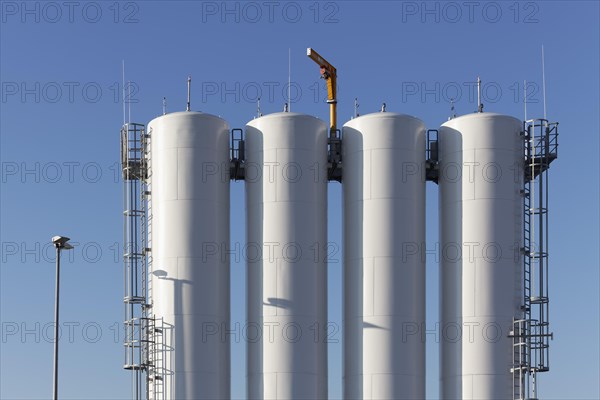 Storage tanks for de-icing fluid