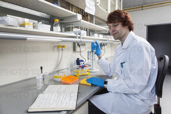 Doctoral student of the Faculty of Biology at the University of Duisburg-Essen during his research work pipetting