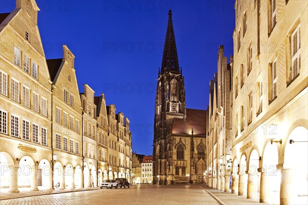 Prinzipalmarkt with the Lambertikirche in the evening