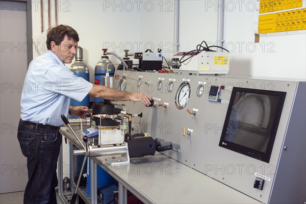 Prof. Dr. Ulrich Schreiber at the high-pressure machine for simulating conditions deep in the earth for research on the origin of life