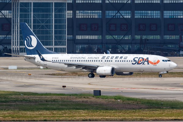 A Boeing 737-800 aircraft of SDA Shandong Airlines with registration number B-5629 at Shanghai airport