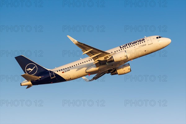 A Lufthansa Airbus A320 aircraft with registration D-AIWI at Athens Airport