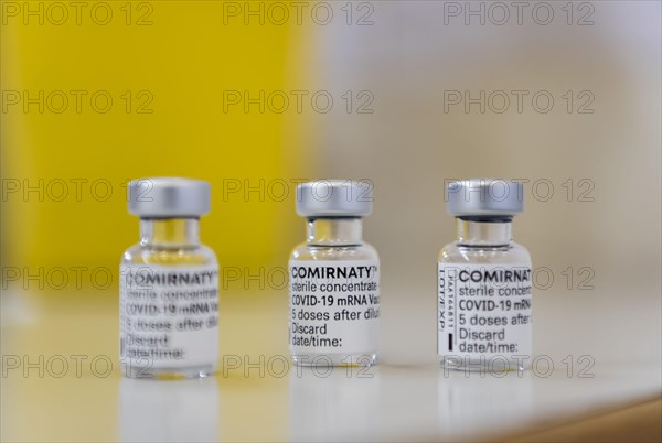 Ampoules of the Corona vaccine COMIRNATY from vaccine manufacturer Biontech Pfizer stand in a vaccination center in Erding