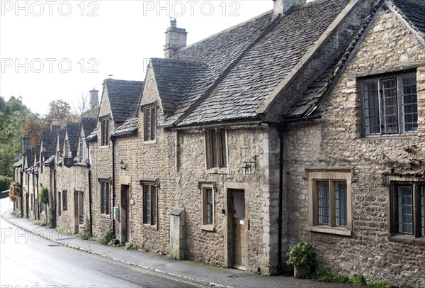 Eine Reihe attraktiver Steinhaeuschen in Castle Combe