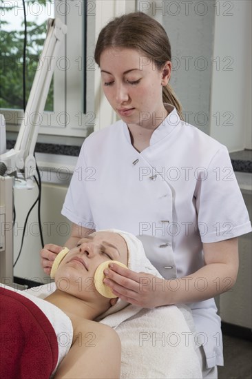 Work on models with cleansing sponges in practical lessons. Training as a beautician at the vocational school