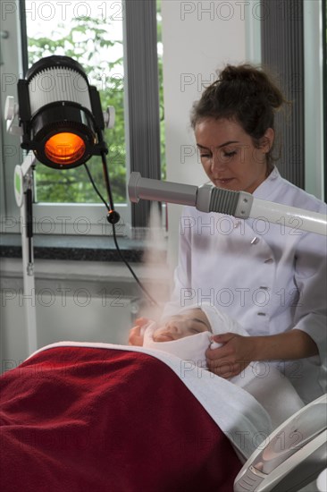Facial compress in combination with the steamer and a Hydrosun coloured light therapy in practical lessons. Training as a beautician at the vocational school