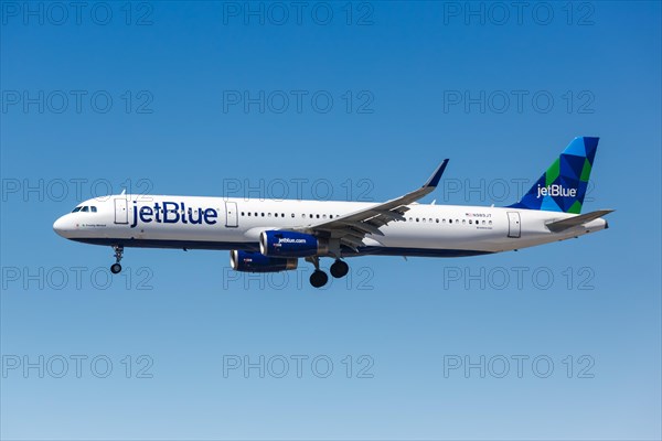 A JetBlue Airbus A321 with registration number N989JT at Los Angeles Airport
