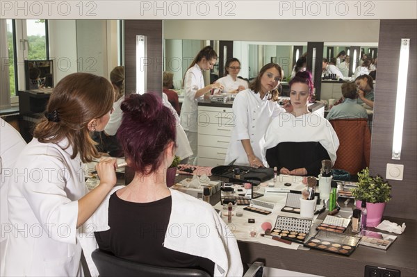 Practical training as a beautician with a vocational baccalaureate at the Elly-Heuss-Knapp-Schule