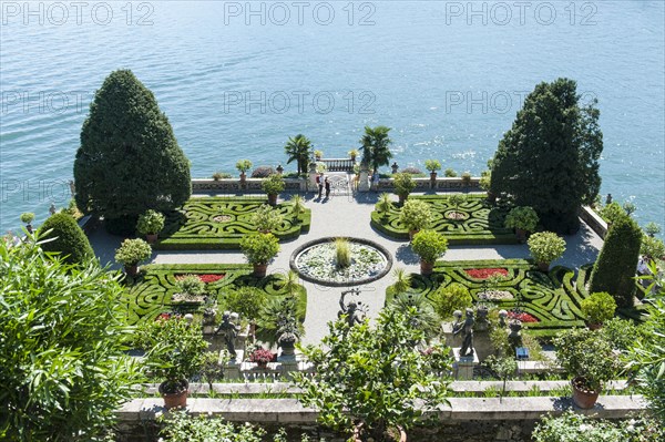 Garden terrace on the lake