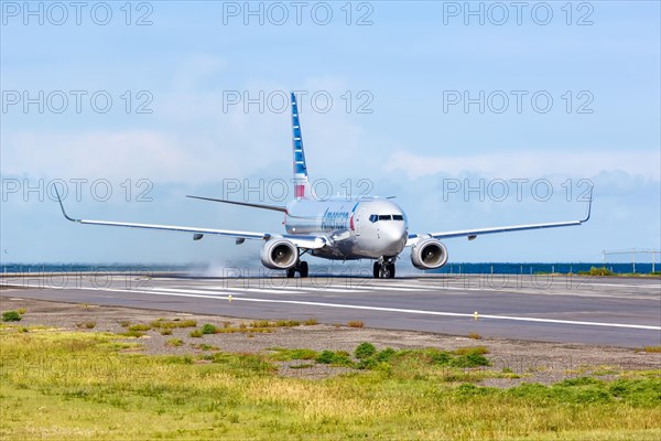 A Boeing 737-800 of American Airlines with the registration N986NN at the airport St. Maarten