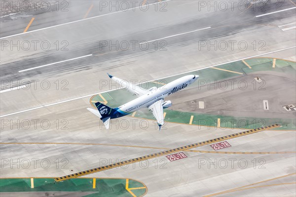 A Boeing 737-900ER of Alaska Airlines with the registration N263AK takes off from Los Angeles Airport