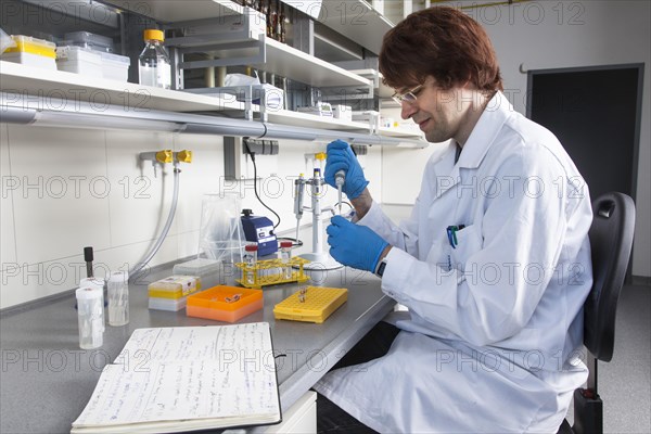 Doctoral student of the Faculty of Biology at the University of Duisburg-Essen during his research work pipetting