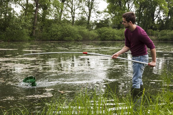 Excursion of the working group for biodiversity takes water samples at the Lower Rhine in old Rhine arms and ponds