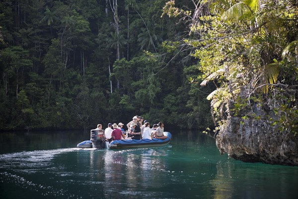 Trip to the Rock Islands of the Strait of