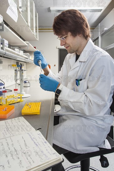 Doctoral student of the Faculty of Biology at the University of Duisburg-Essen during his research work pipetting