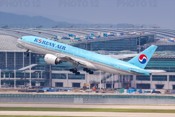 A Korean Air Boeing 777-200ER with registration number HL7526 at Seoul Incheon Airport